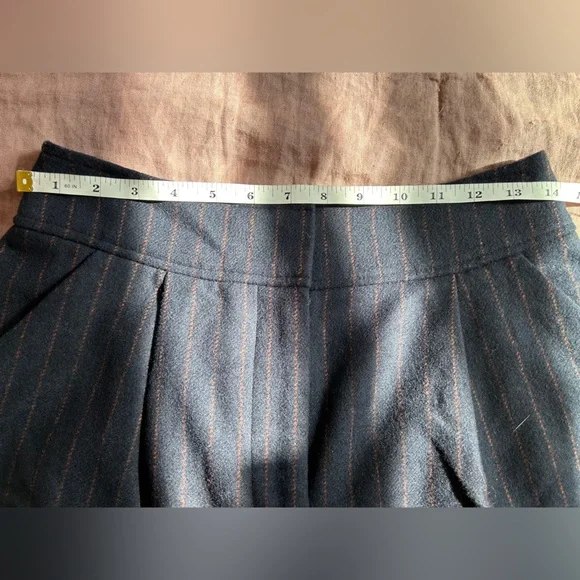 VERONICA BEARD
Haina Pinstripe Wool Blend Shorts - Picture 6 of 11